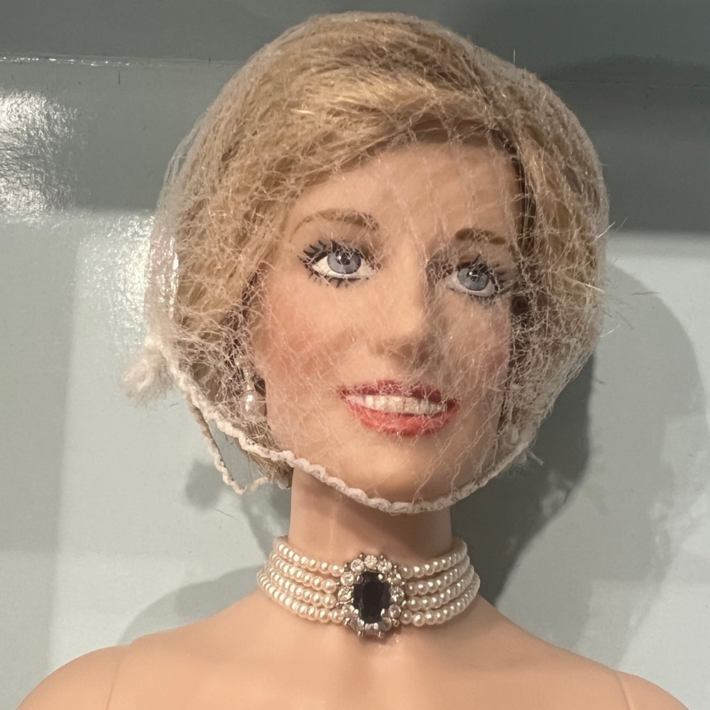 Franklin Mint Princess of Glamour Diana vinyl doll in the original box, Mint!